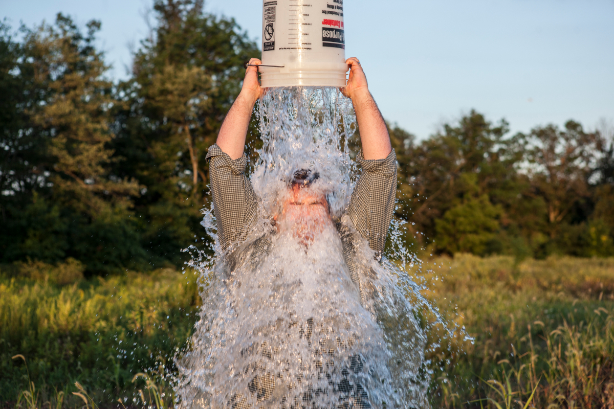 Universitätskliniken nehmen „ALS Ice Bucket Challenge“ an