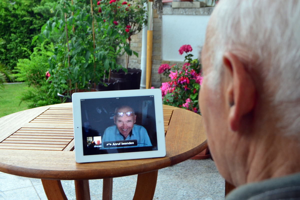 „Hallo Oma“-App lässt Bewohner in K&S-Seniorenresidenzen am digitalen Leben teilhaben